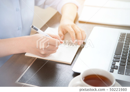 婦女的公共辦公室商業工作筆記本女商人商業辦公室背光 50221980