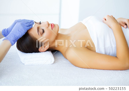 Beauty and Care. Beautiful Young Girl in Beauty Salon. Cosmetolo 50223155