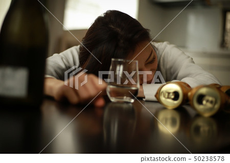 生病喝醉的困女人 50238578