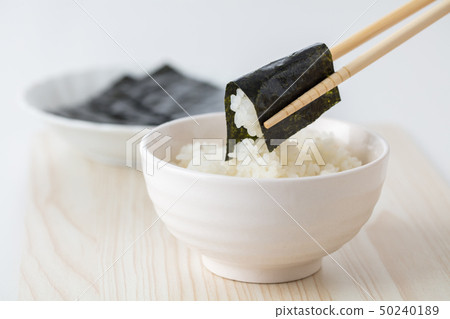 吃在白色米包裹的海草的日本米日本食物在白色背景 吃在白色米包裹的海草的日本米日本食物在白色背景 50240189