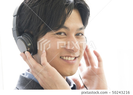 聽音樂的年輕人 聽音樂的年輕人 50243216