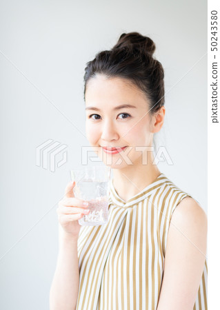 年輕女子(礦泉水) 年輕女子(礦泉水) 50243580