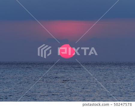 部分日食從海上升起/部分日食在海上 50247578