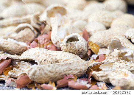Peanuts in the shell 50252572