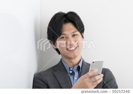 一個男性與智能手機 一個男性與智能手機 50257248