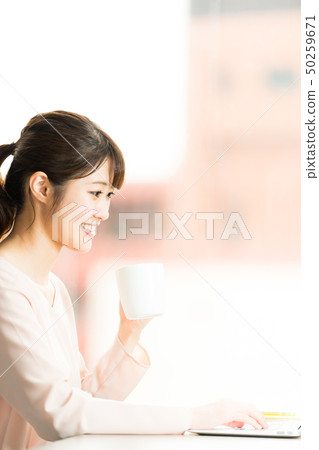女商人書桌工作 50259671