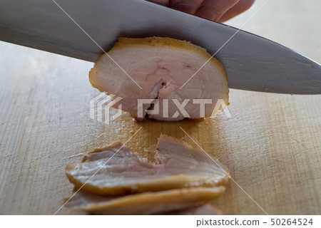 Cut the pork cutlet Cut the pork cutlet 50264524