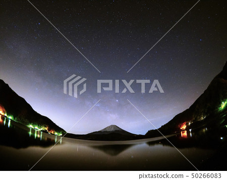 在Shimpo湖的夜晚 50266083
