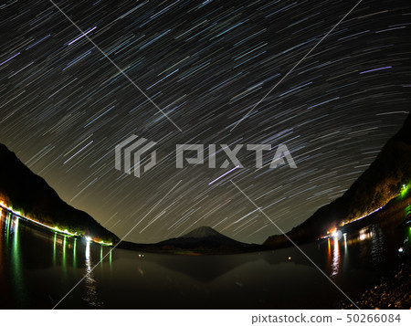 在Shimpo湖的夜晚 在Shimpo湖的夜晚 50266084