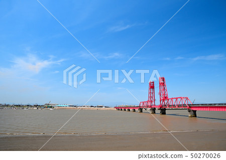 藍天和Chikugo河上升的橋樑的風景 50270026