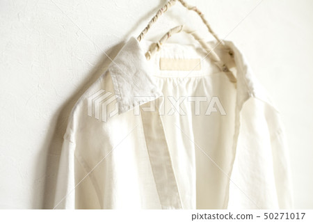 Upper body of a white hemp blouse on a hanger 50271017