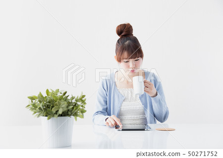 女人,桌子 女人,桌子 50271752