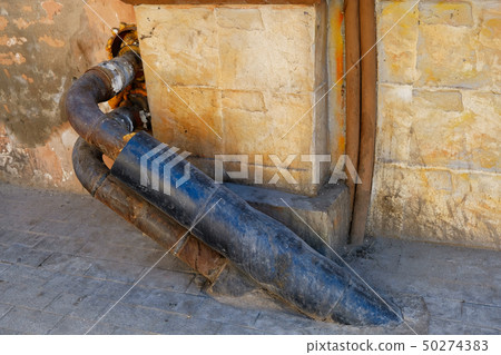 Heat pipes connected into the wall 50274383