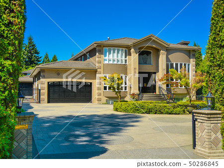 Front yard of luxury family house with paved Front yard of luxury family house with paved 50286845