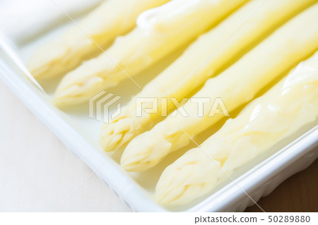 白蘆筍放上煮湯 白蘆筍放上煮湯 50289880