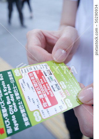 拿著一張票的女性手 50290934