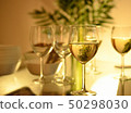 白葡萄酒和間接照明 50298030