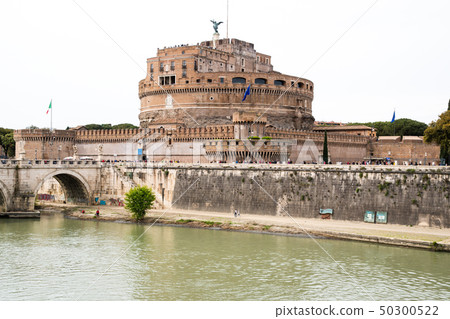 羅馬(意大利)古老廢墟沿台伯河的Castel Sant'Angelo 羅馬(意大利)古老廢墟沿台伯河的Castel Sant'Angelo 50300522