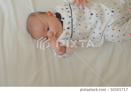 嬰兒凝視著手頭 50305717
