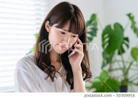 少婦,智能手機,女實業家,辦公室偶然 少婦,智能手機,女實業家,辦公室偶然 50309958