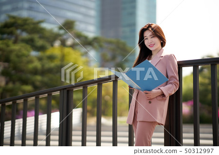 女商人,事務,事務,手機,文件夾 女商人,事務,事務,手機,文件夾 50312997