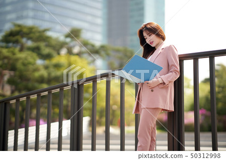 女商人,事務,事務,手機,文件夾 女商人,事務,事務,手機,文件夾 50312998