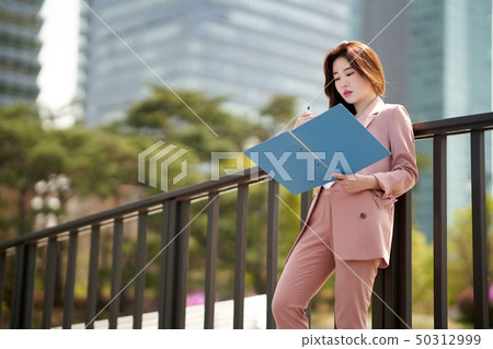 女商人,事務,事務,手機,文件夾 女商人,事務,事務,手機,文件夾 50312999