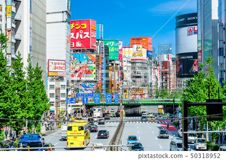 東京新宿大學衛隊和歌舞伎町風景 50318952