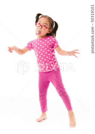 Little girl playing 50319101