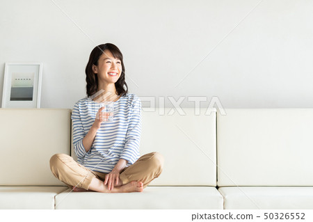 年輕女子(礦泉水) 年輕女子(礦泉水) 50326552
