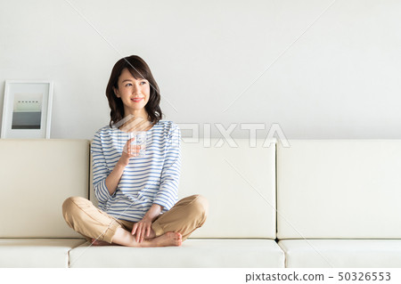 年輕女子（礦泉水） 50326553