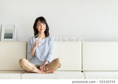 年輕女子(礦泉水) 年輕女子(礦泉水) 50326554