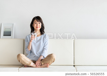 年輕女子（礦泉水） 50326555