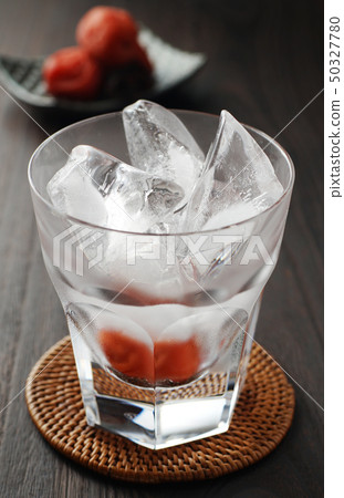 Shochu on the rock and pickled plum (Minamitaka plum) Shochu on the rock and pickled plum (Minamitaka plum) 50327780