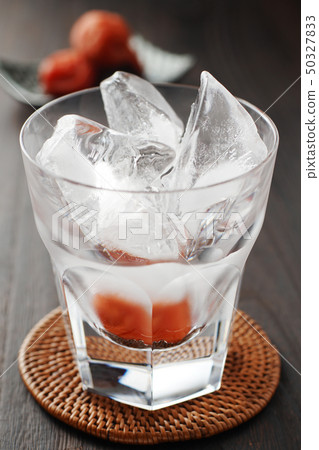 Shochu on the rock and pickled plum (Minamitaka plum) Shochu on the rock and pickled plum (Minamitaka plum) 50327833