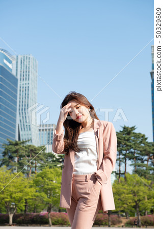 活潑的女商人在大都會大廈森林裡 50329809
