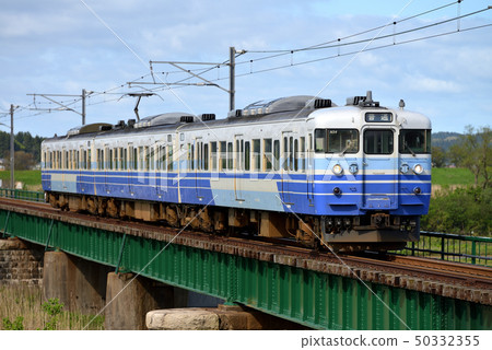 在越後線上運行的三輛115系列車輛 50332355