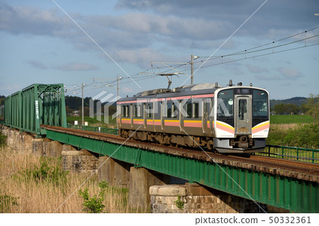Two E129 trains across the Shinano River diversion bridge 50332361