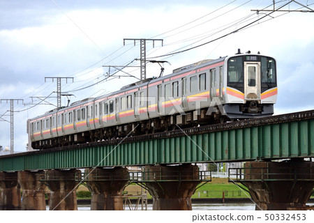 基於E129的普通四車在越後線上運行 50332453