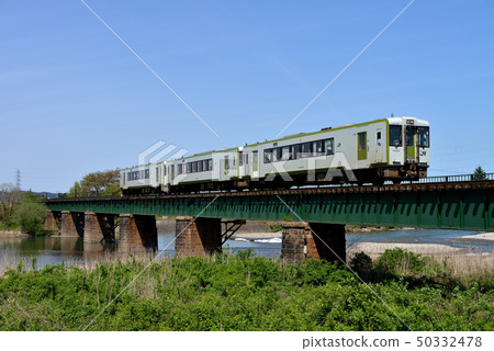 Kiha 110系列普通三輛車沿著Yuetsu West Line運行 Kiha 110系列普通三輛車沿著Yuetsu West Line運行 50332478