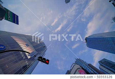日本的東京都市風景我想從雜亂的十字路口(新時代“Riwa”公告)= 4/1看澀谷車站前面的建築物 日本的東京都市風景我想從雜亂的十字路口(新時代“Riwa”公告)= 4/1看澀谷車站前面的建築物 50333126
