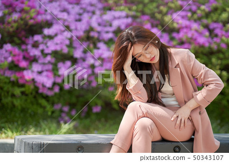 女商人,業務,充電,放鬆,擔心 女商人,業務,充電,放鬆,擔心 50343107