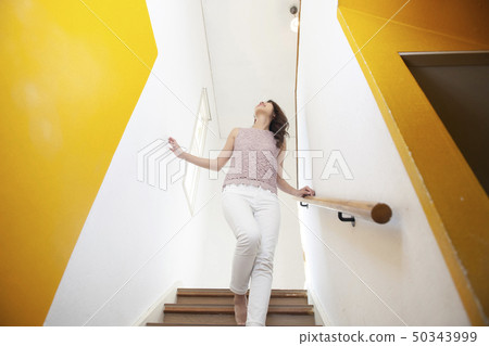 生活方式室搜索年輕女子 50343999