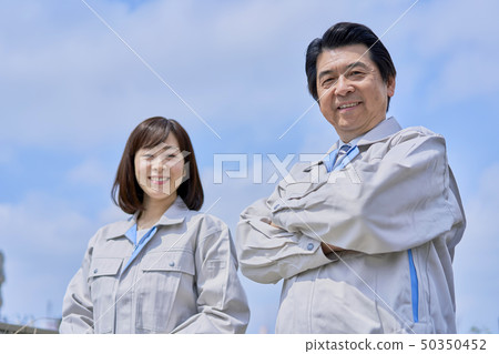 在工作服的商人 50350452