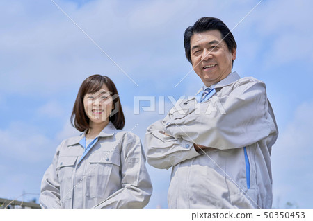 在工作服的商人 50350453