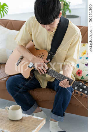 彈吉他的男人 彈吉他的男人 50351360