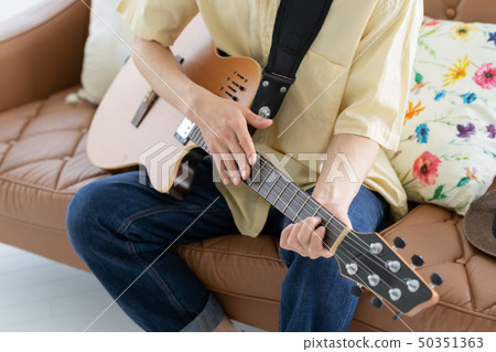 彈吉他的男人 50351363