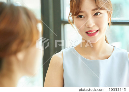 Female business meeting 50353345