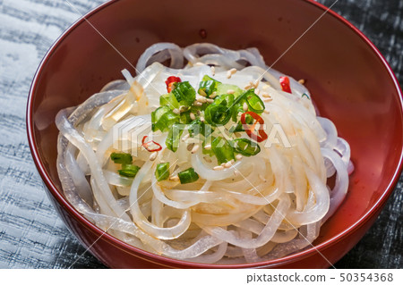 Shirataki麵條由konnyaku日本製成的日本食品麵條 50354368