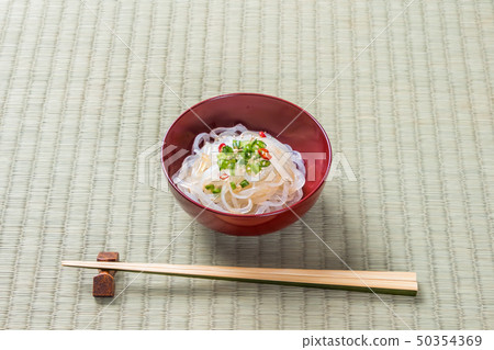 Shirataki麵條由konnyaku日本製成的日本食品麵條 50354369